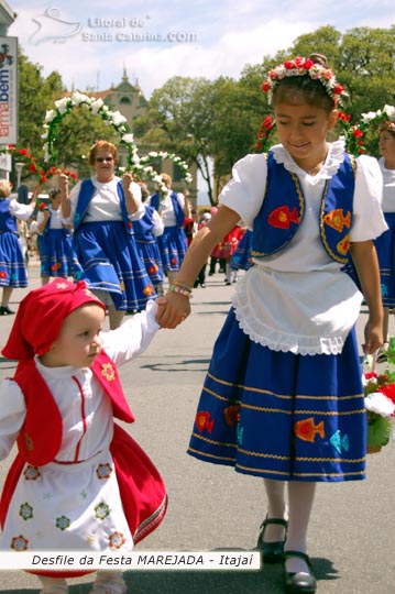 Pessoas no desfile marejada