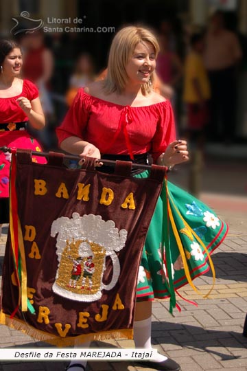 desfile no centro de itajaí marejada