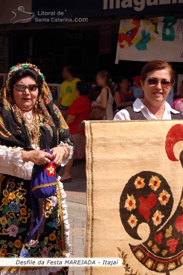 Senhoras no desfile marejada