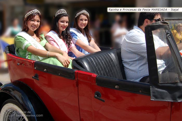 rainhas e princesas desfilando nas ruas de itajaí para promover a festa da marejada