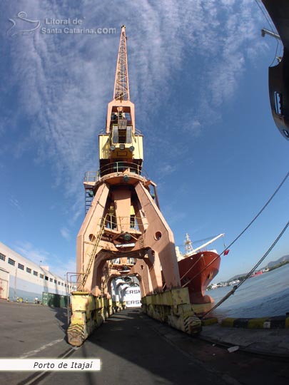 descarregando os navios no porto de itajaí sc