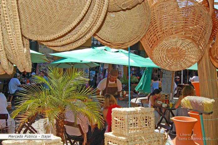 lojinhas do mercado publico de itajai que vende de tudo