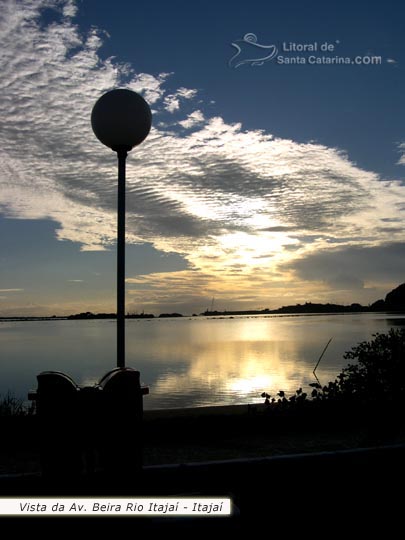 amanhecer na beira rio de itajaí sc