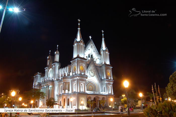 igreja matriz de itajaí, vista noturna