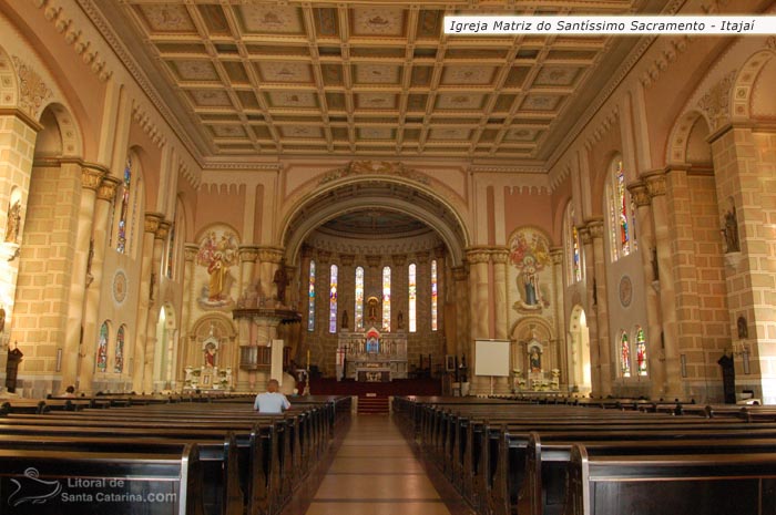 igreja matriz de itajai, vista de dentro