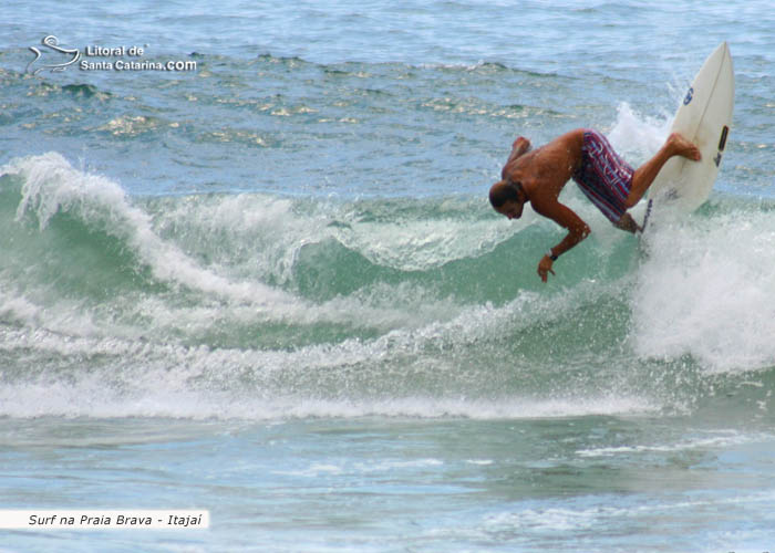 Surf praia brava surfista fazendo manobras