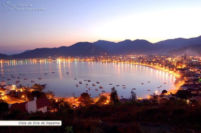 Vista noturna da praia de itapema em Santa Catarina.