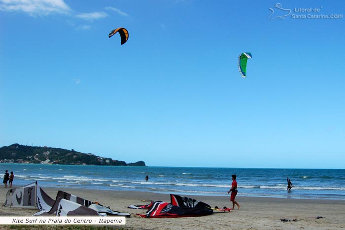 Praia de Itapema (Centro), a galera se divertindo de Kite Surf .