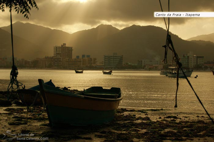 Canto da Praia em Itapema, barcos parado na orla e ao fundo um cenário todo especial. 