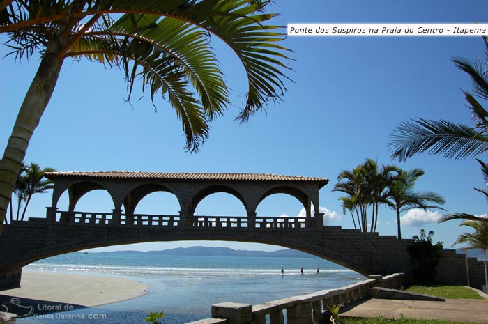 Ponte dos suspiros, Ponto turístico de Itapema e ao fundo a praia do centro de itapema.