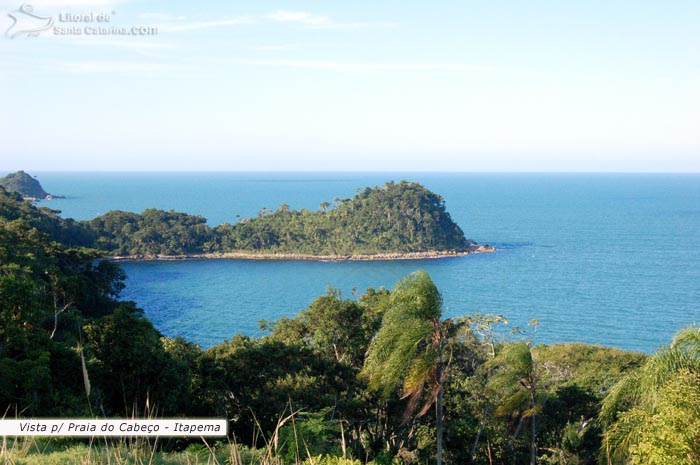 Vista da praia do cabeço em itapema.