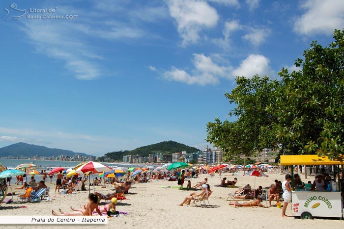 Praia de Itapema (Centro), lotada de turístas, esta praia possui uma infra estrutura fantástica.