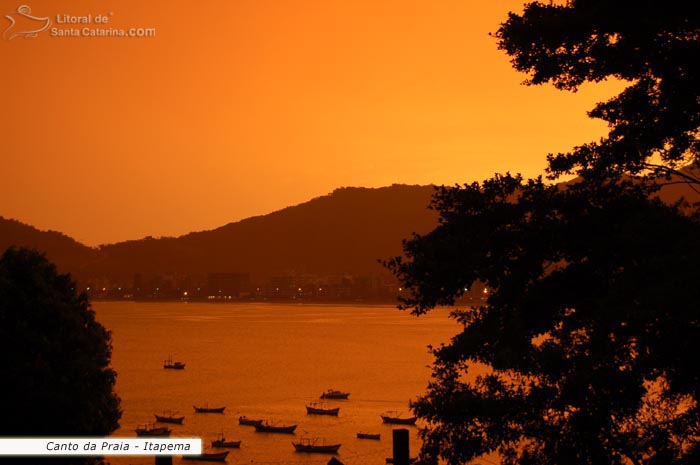 Final de tarde no canto da praia de itapema.