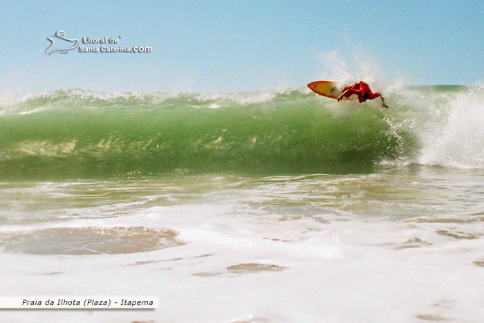 Surf em itapema, rapaz pegando altas ondas no Plaza.