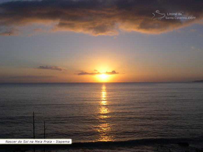 Nascer do sol na meia praia em itapema, no litoral de santa catarina.