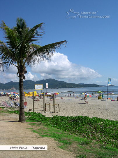 Orla da meia praia em Santa Catarina.