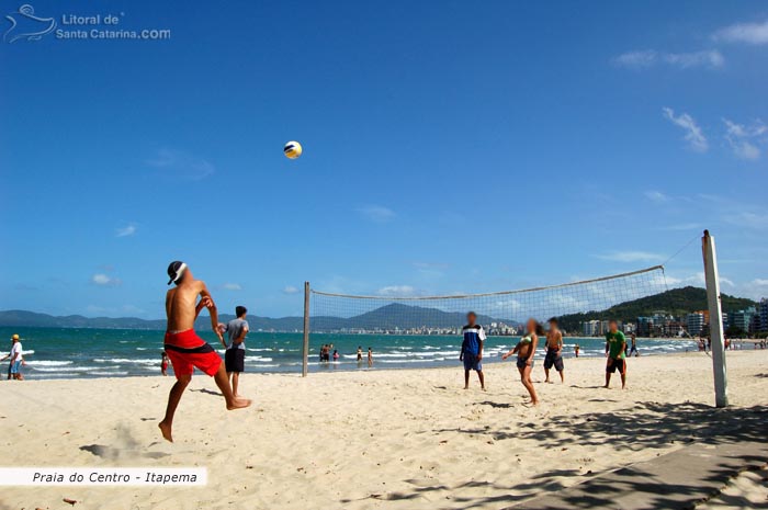 Galera jogando volei na praia de itapema em Santa Catarina.