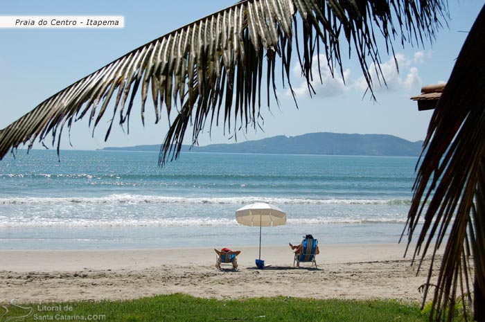 Casal relaxando nas areias da praia de itapema em SC.