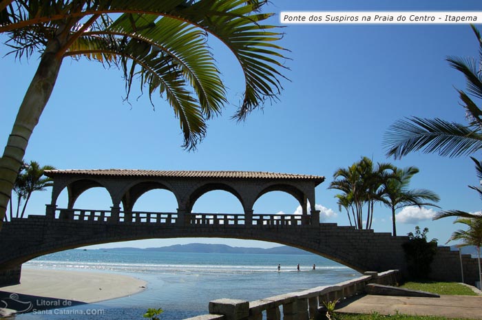 Ponte dos suspiros em Itapema e a fundo a praia de itapema.