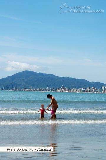 Praia de Itapema, Mãe com as crianças brincando a beira mar.