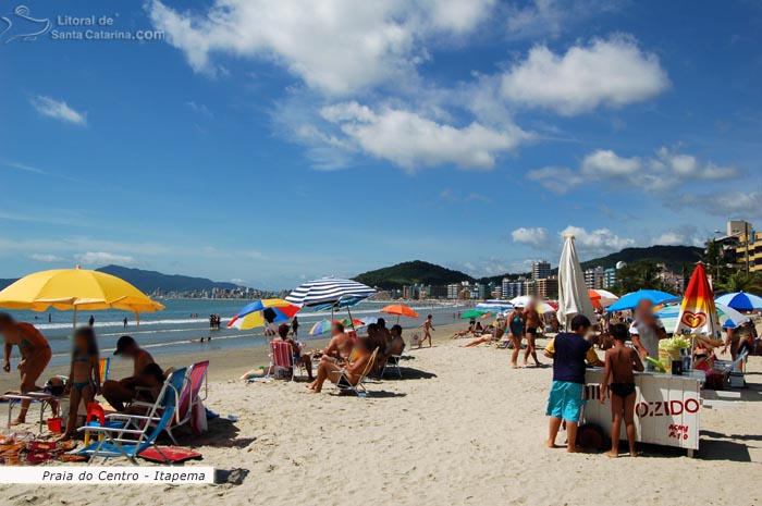 Praia de Itapema repleta de pessoas.