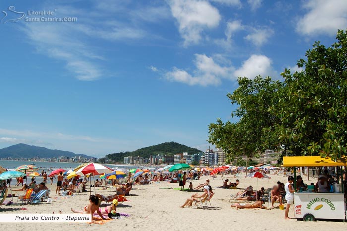 Praia de Itapema cheia de gente e possui um infra estrutura fantástica.