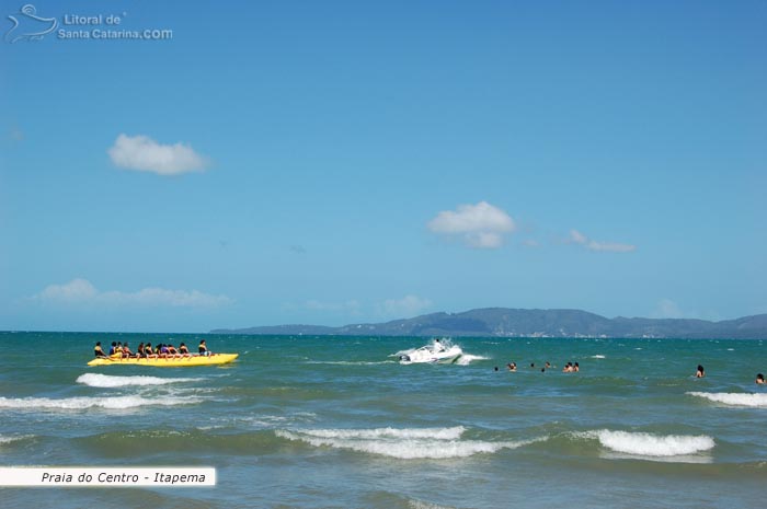 Praia de Itapema, banana boot levando os turístas para um passeio cheio de emoções.