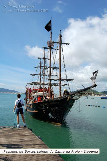 Barco pirata saindo do canto da praia para um passeio maravilhoso por itapema, porto belo e bombinhas.