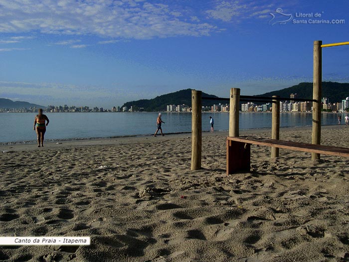 Pessoa passeando pela orla da praia de itapema em santa catarina.