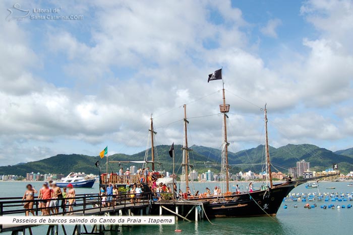 Canto da praia em itapema, pessoas chegando de um lindo passeio de barco.