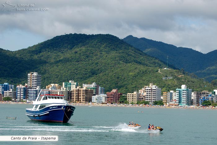 Jovens passeando de jet ski  na praia de itapema.