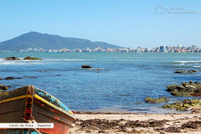 Bico de um barco e ao fundo um cenário todo especial da orla de itapema.