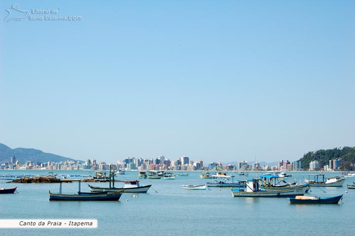 Barcos esperando a tainha chegar, para sair em sua captura.