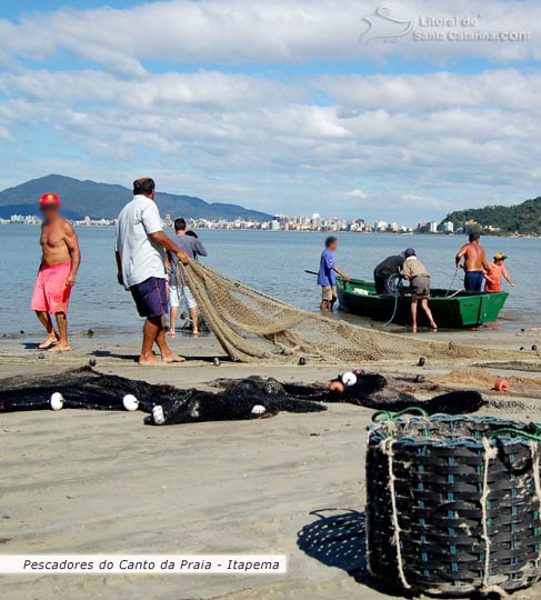 Pescadores tirando a rede do mar no canto da praia em itapema.