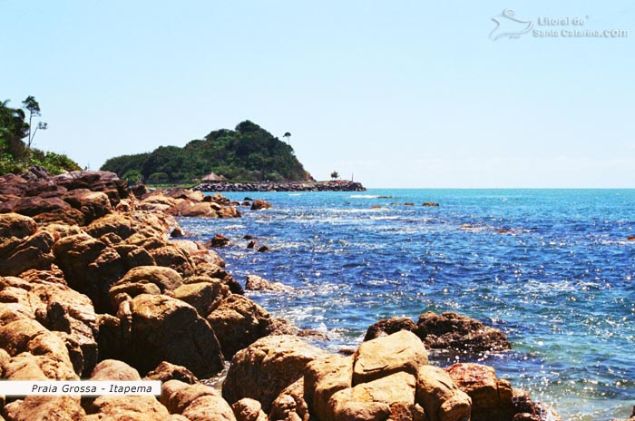 Praia Grossa em Itapema, pedras, mar azul e areias bem branquinhas, compõe um cenário deslumbrante desta praia maravilhosa.