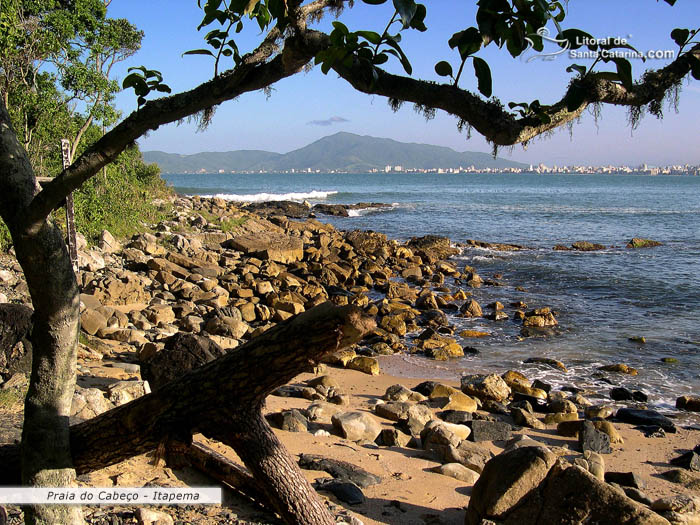 Canto da praia do cabeço em itapema- Santa Catarina.