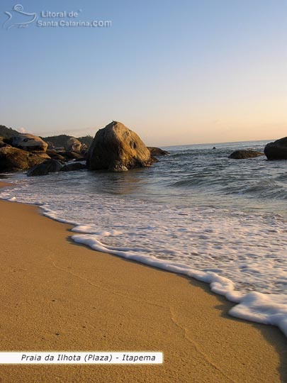 Praia da Ilhota (Plaza), areia limpa, onda perfeita para surf e pedras lindas que compõe em cenário maravilhoso.