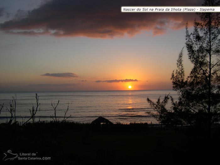 Nascer do sol na praia da ilhota (Plaza) em itapema.