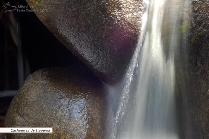águas caindo sobre a pedra nas cachoeiras de itapema - Santa Catarina.