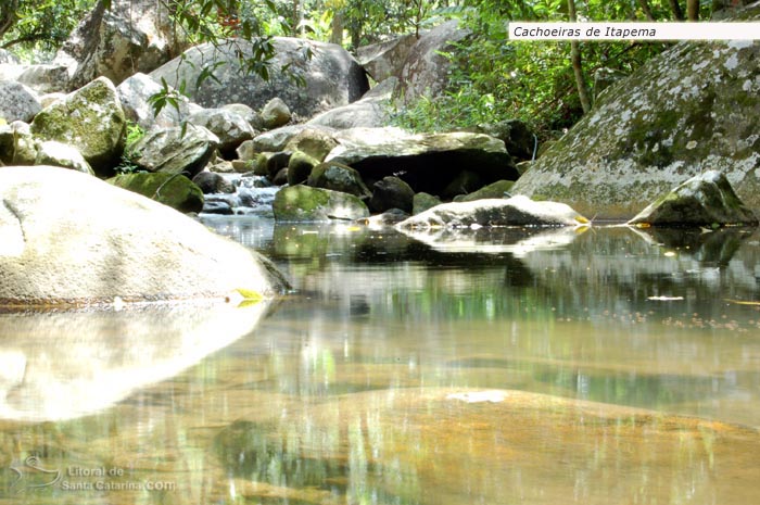 Piscinas naturais das cachoeiras de itapema.