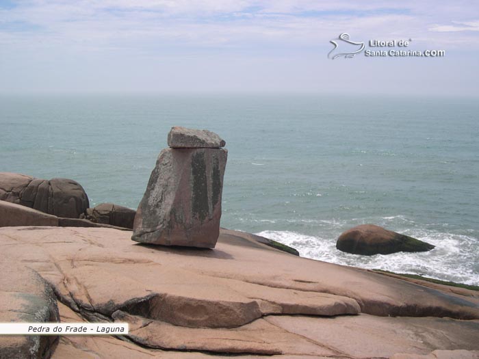 Pedra do frade inclinada para o mar