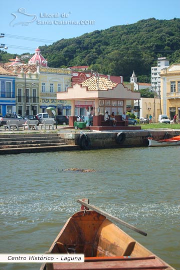 vista de dentro de um barco para o centro histórico de laguna