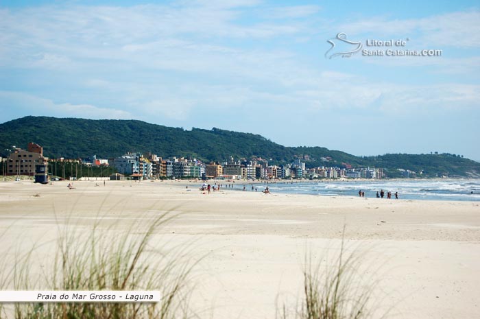 Orla da praia do mar grosso com areias branquinhas