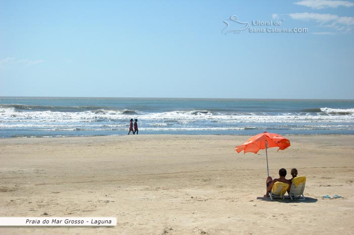 praia do mar grosso laguna, casal relaxando frente ao mar