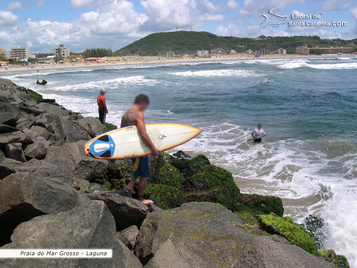 surfista indo pegar uma ondas na praia do mar grosso em laguna