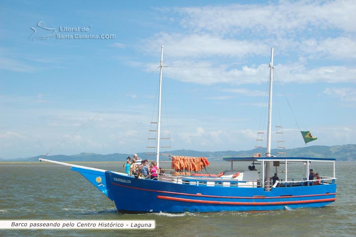 barco passeando pelo centro histórico de laguna