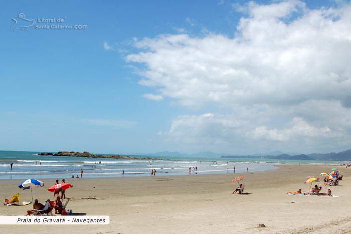 praia do gravata em navegantes sc, pessoas tomando sol  e aproveitando muito as praias de sc