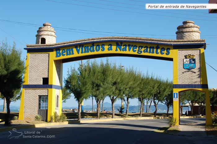 pontal de entrada de navegantes, ao fundo o mar