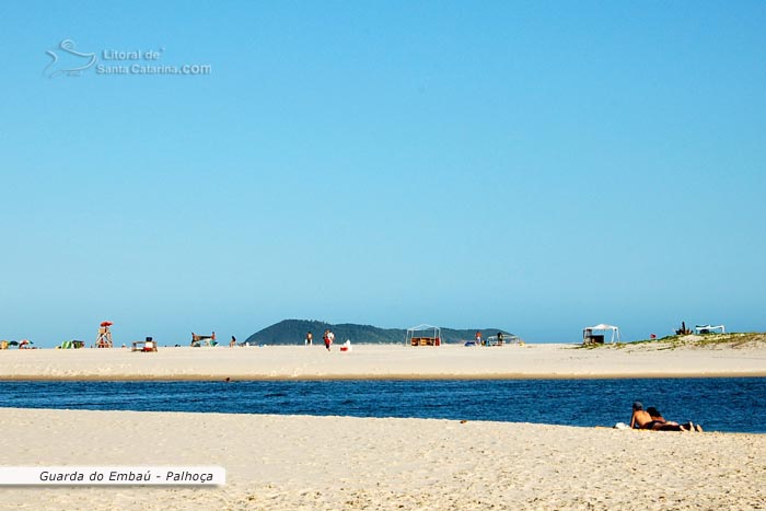 pessoas tomando sol na guarda do embau, litoral catarinense