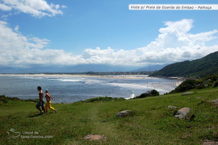 vista para a praia da guarda do embau, casal passeando